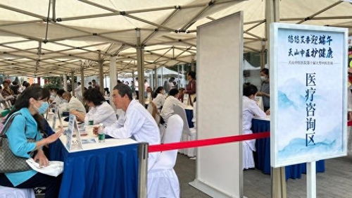 市民親手體驗制作香囊，醫院十年如一日提供大型中醫咨詢服務